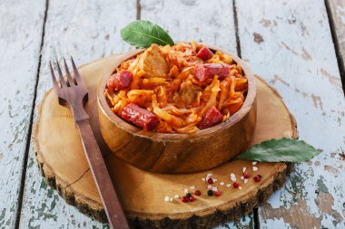 Kızarmış bigos lahana ile füme