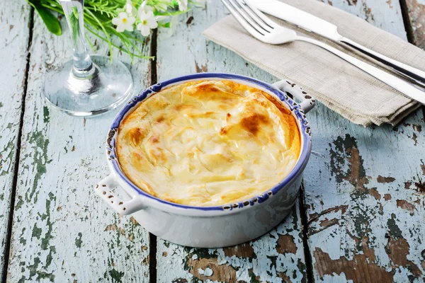 Kıyılmış et ve patates püresi ile güveç