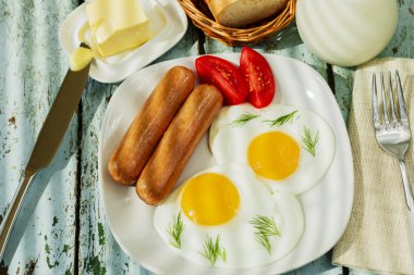 Sosisli sahanda yumurta