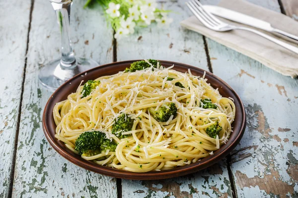 Spageti dengan brokoli dan keju hidangan vegetarian — Stok Foto