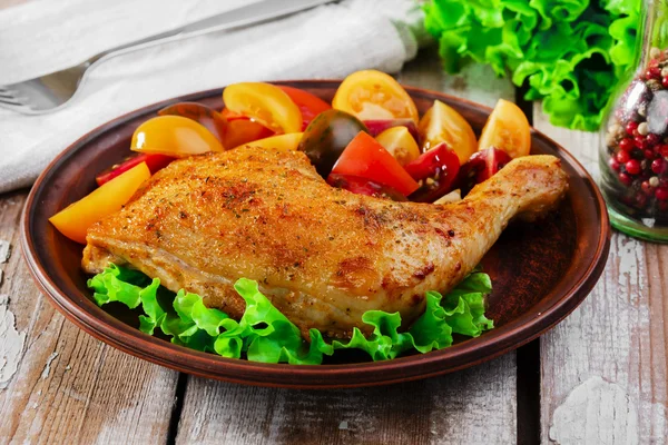 Fırında tavuk budu domates ile