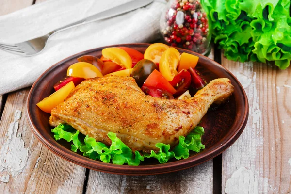 Baked chicken leg with tomatoes — Stock Photo, Image