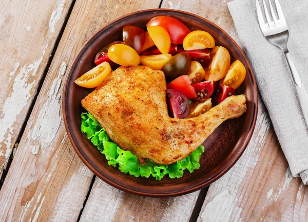 Baked chicken leg with tomatoes — Stock Photo, Image