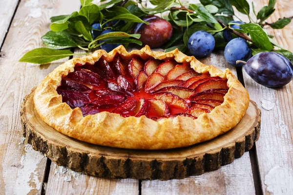 Tarta de ciruela sobre una superficie de madera —  Fotos de Stock