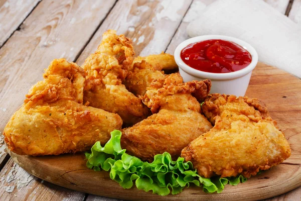 Asas de frango fritas em massa — Fotografia de Stock