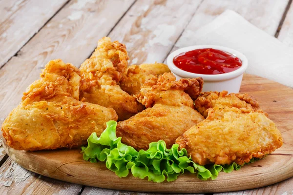 Asas de frango fritas em massa — Fotografia de Stock