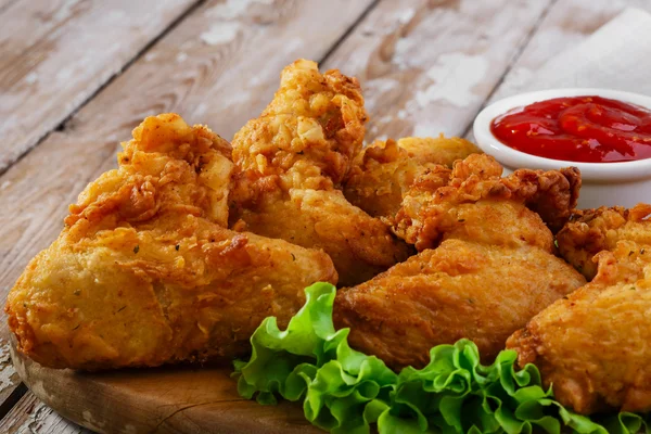 Asas de frango fritas em massa — Fotografia de Stock