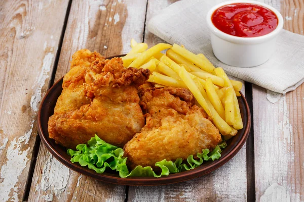 Asas de frango fritas em massa — Fotografia de Stock