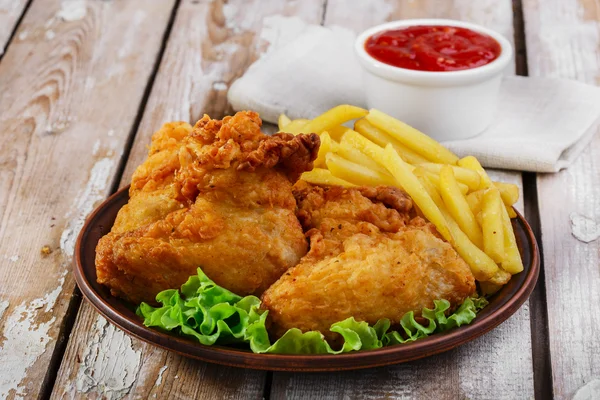 Asas de frango fritas em massa — Fotografia de Stock