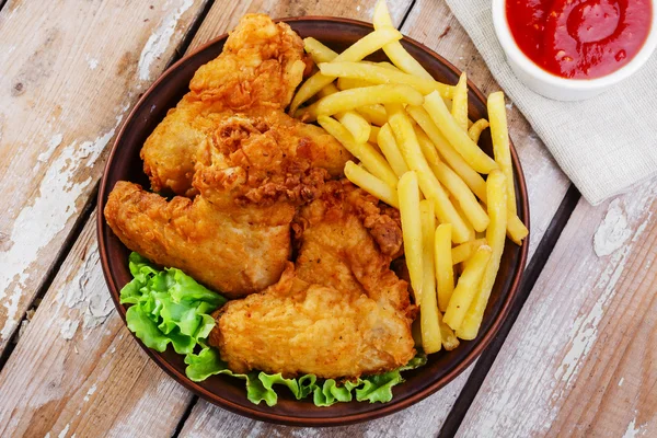 Asas de frango fritas em massa — Fotografia de Stock