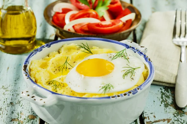 Картопляне пюре зі смаженим яйцем — стокове фото