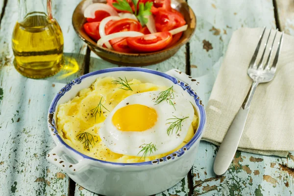Картопляне пюре зі смаженим яйцем — стокове фото