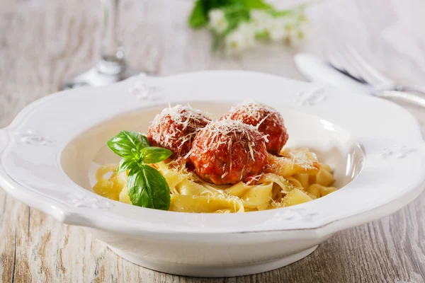 Pasta con albóndigas y queso parmesano — Foto de Stock