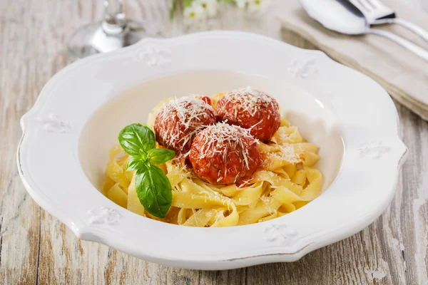 Pasta con albóndigas y queso parmesano — Foto de Stock