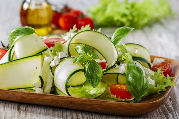 Insalata di zucchine con pomodori e formaggio — Foto Stock