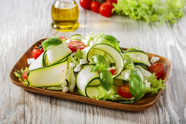 Zucchini-Salat mit Tomaten und Käse — Stockfoto