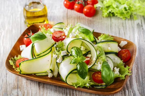 Salade de courgettes aux tomates et fromage — Photo