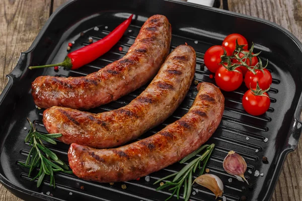 bir tavada ızgara sosis