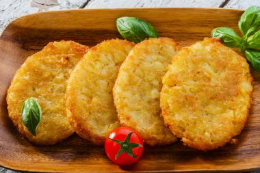 Ekşi kremalı patates gözlemesi.