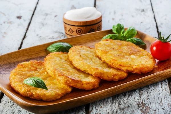 Kartoffelpuffer mit saurer Sahne — Stockfoto