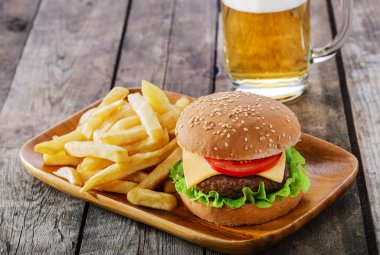 Mini hamburger patates kızartması ile