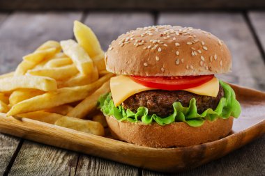 Mini hamburger patates kızartması ile