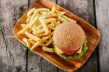 Mini hamburger patates kızartması ile