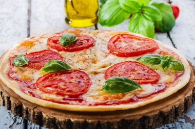 Pizza mozzarella ve domates ile