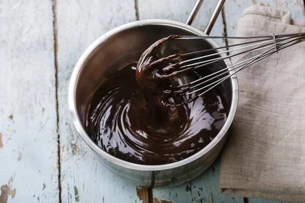 Chocolate líquido em uma panela — Fotografia de Stock