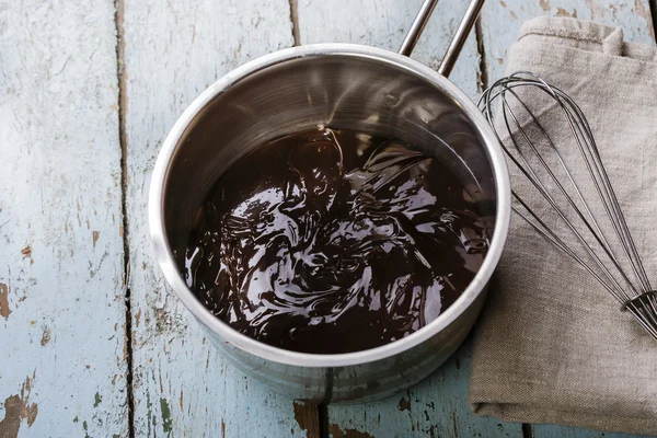 Chocolate líquido em uma panela — Fotografia de Stock