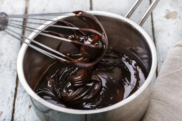 Chocolate líquido em uma panela — Fotografia de Stock
