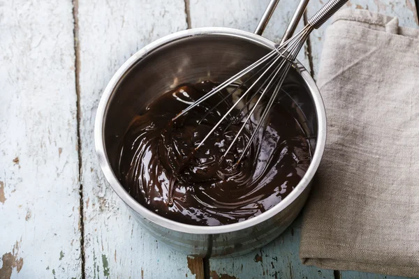 Chocolate líquido em uma panela — Fotografia de Stock