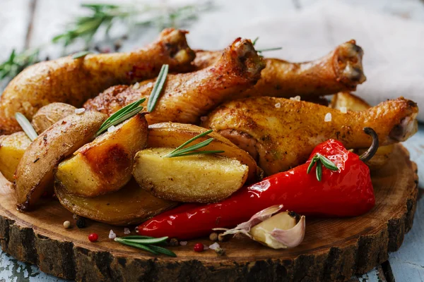 Gebackene Hähnchenkeule mit Kartoffeln — Stockfoto