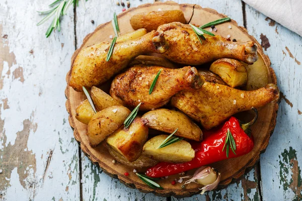 Gamba di pollo al forno con patate — Foto Stock