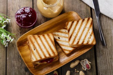 Reçelli fıstık ezmesi sandviç