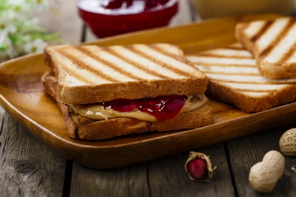 Mogyoróvaj szendvics lekvárral — Stock Fotó