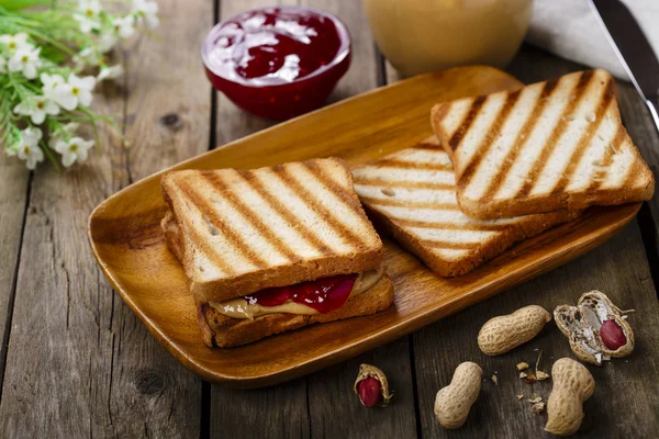 Mogyoróvaj szendvics lekvárral — Stock Fotó