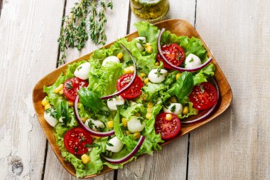 Mini Mısır mozzarella ve domates salatası