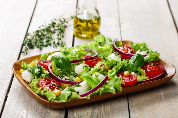 Ensalada con mini mozzarella y tomates de maíz —  Fotos de Stock