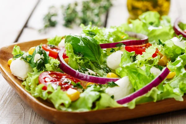 Ensalada con mini mozzarella y tomates de maíz —  Fotos de Stock