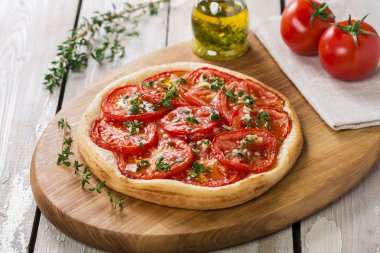 Pasta Domates tart bir puf böreği ile