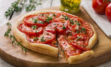 Pasta Domates tart bir puf böreği ile