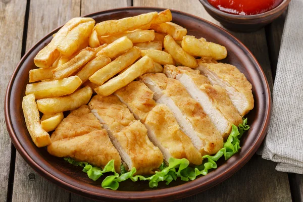 Schnitzel de frango empanado com batatas — Fotografia de Stock