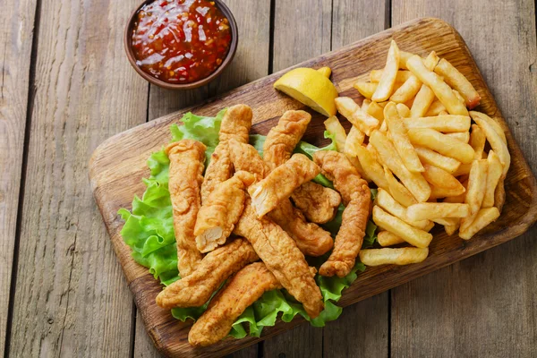 Varas de frango empanado com batatas — Fotografia de Stock