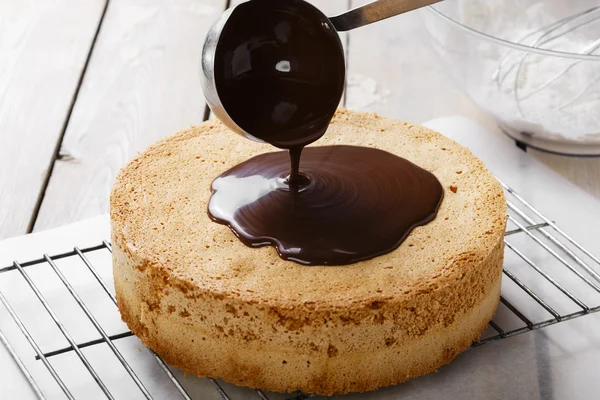 液体巧克力覆盖的饼干 — 图库照片