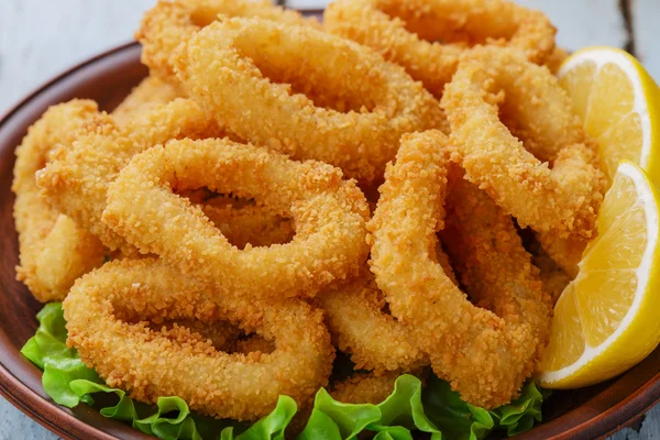 Anelli di calamari fritti impanati con limone — Foto Stock