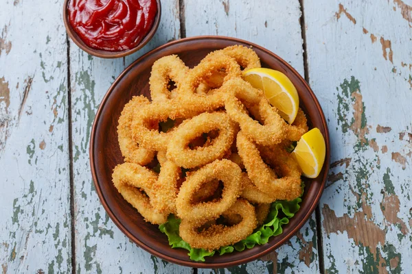 Anelli di calamari fritti impanati con limone — Foto Stock