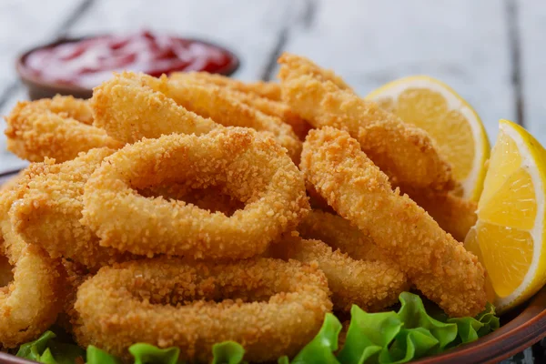 Lulas fritas anéis empanados com limão — Fotografia de Stock