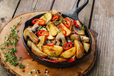 bir tavada mantar patates kızartması