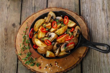 bir tavada mantar patates kızartması